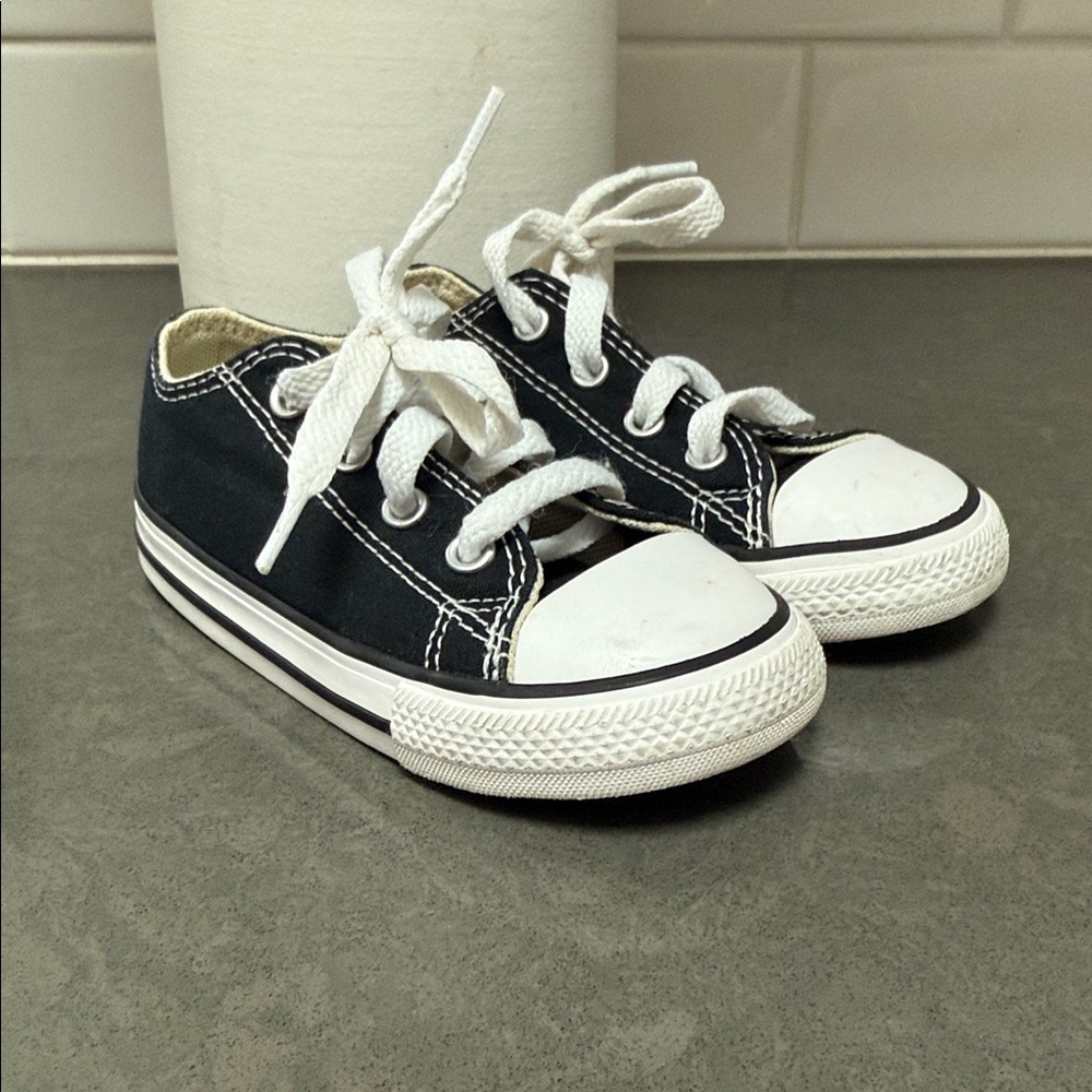 Converse Low Tops black size 7
